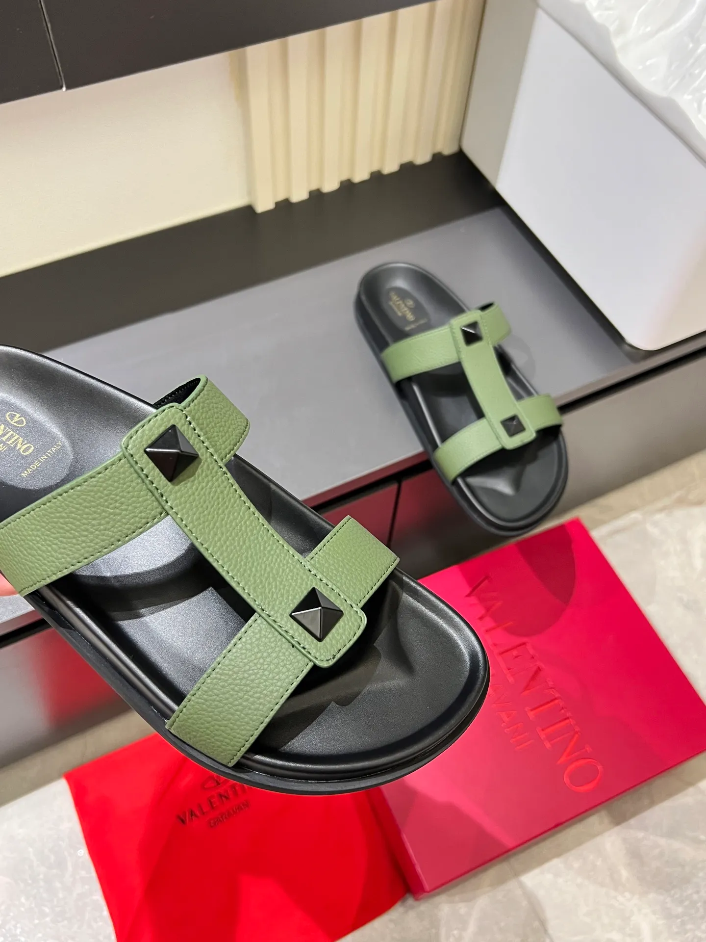 Men's shoes 💰p300 VALENTINO Men's 🧍‍♂️ Spring and summer new style metal logo flat slippers, elegant sandals, the same style worn by celebrities, original molding, imported calfskin. Rubber outsole. Soft and durable, full set of counter packaging size: 39-44 (.45.46 customized)